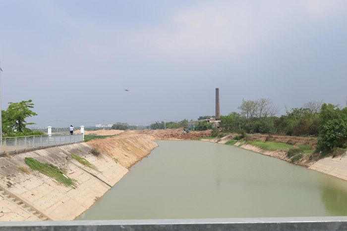 Nhà thầu thi công phần kênh dẫn còn lại vào bể hút đã được bàn giao mặt bằng thuộc dự án trạm bơm Văn Khê. Ảnh: Kim Nhuệ