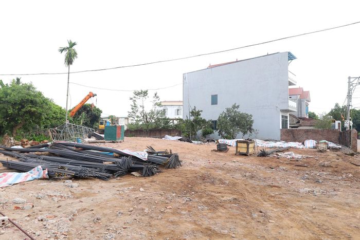 Khu vực còn vướng mặt bằng trên tuyến kênh xả của trạm bơm Văn Khê ở xã Mê Linh. Ảnh: Kim Nhuệ