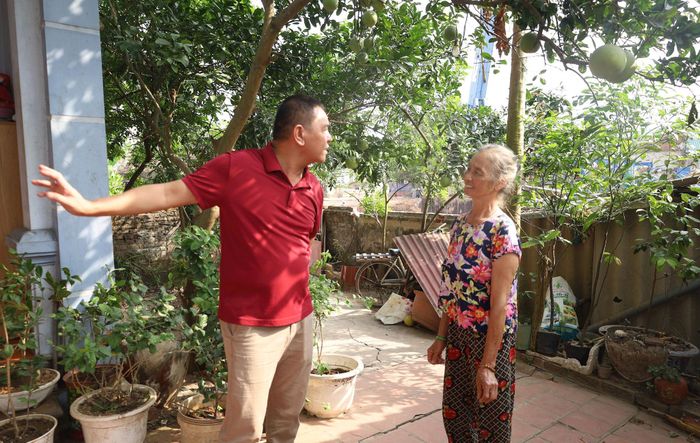 Bà Lê Thị Nhận (bên phải), thôn Văn Quán 1, xã Mê Linh, mong muốn được giải quyết việc thu hồi đất, bố trí tái định cư để ổn định chỗ ở. Ảnh: Kim Nhuệ