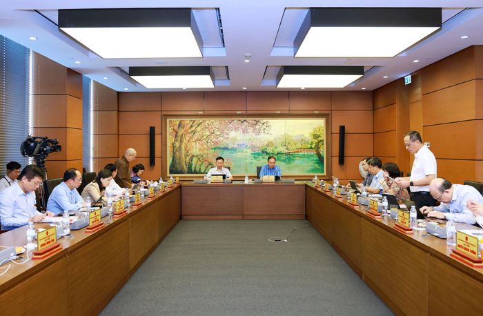 Quang cảnh thảo luận tổ đại biểu Quốc hội Đoàn Hà Nội chiểu 23-10. Ảnh: Văn Tuyến