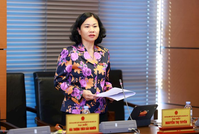 Đại biểu Nguyễn Thị Tuyến tham gia thảo luận. Ảnh: Văn Tuyến