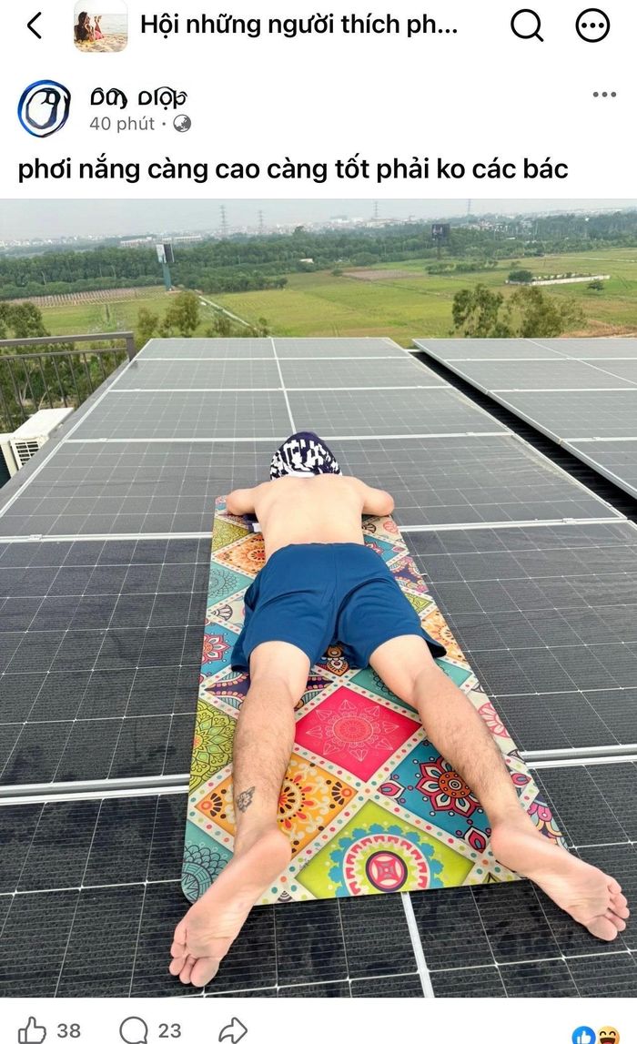 Một người đàn ông nằm phơi nắng giữa những tấm pin năng lượng mặt trời. Ảnh chụp màn hình