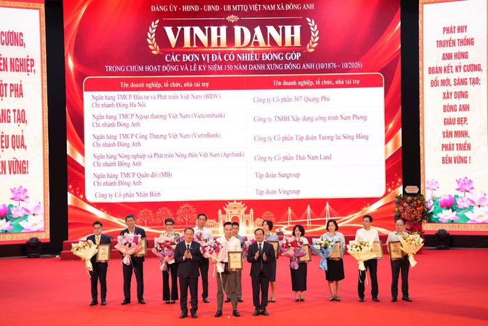 Các tập thể, cá nhân có thành tích tiêu biểu trong phong trào thi đua và các hoạt động kỷ niệm 150 năm danh xưng Đông Anh được biểu dương, khen thưởng tại hội nghị. Ảnh: Mai Khôi.