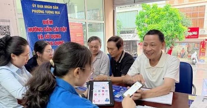 Kỹ năng số liên tục được phổ biến tới người dân trên địa bàn phường Tương Mai. Ảnh: PV