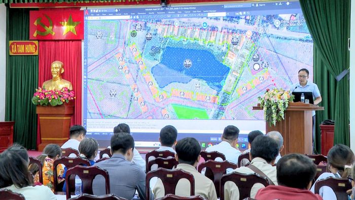 Đại diện chủ đầu tư giới thiệu về quy hoạch dự án. Ảnh: Bình Minh 