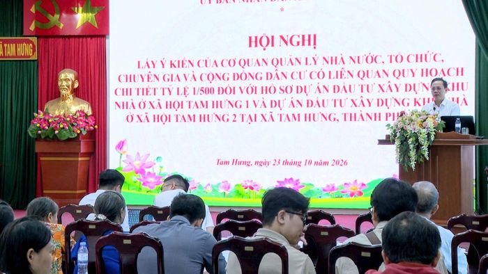 Phó Chủ tịch UBND xã Tam Hưng Nguyễn Thu Sơn phát biểu tại hội nghị. Ảnh: Bình Minh 