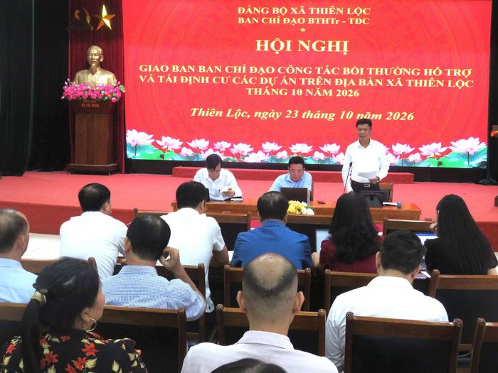 Các đồng chí lãnh đạo xã chủ trì hội nghị. Ảnh: PV