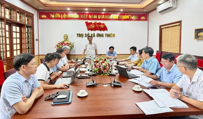 Bí thư Đảng ủy, Chủ tịch HĐND xã Ứng Thiên Nguyễn Chí Viễn chỉ đạo UBND xã và các đơn vị chuyên môn. Ảnh: Vân Nga