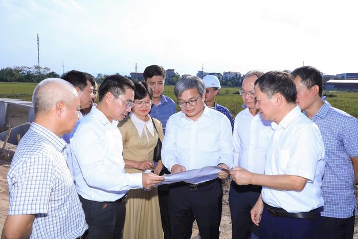Phó Chủ tịch UBND thành phố Hà Nội Trương Việt Dũng kiểm tra hiện trường một số dự án giao thông trên địa bàn xã Ứng Hòa. Ảnh: Hồng Thái