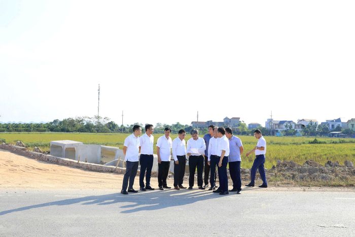 Phó Chủ tịch UBND thành phố Hà Nội Trương Việt Dũng kiểm tra hiện trường dự án xây dựng hồ điều hòa kết hợp không gian cảnh quan sinh thái xã Ứng Hòa. Ảnh: Hồng Thái