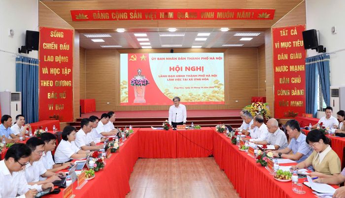 Phó Chủ tịch UBND thành phố Hà Nội Trương Việt Dũng làm việc với Đảng ủy, UBND xã Ứng Hòa. Ảnh: Hồng Thái