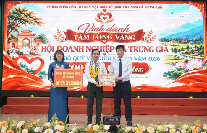 Đại diện Hội Doanh nghiệp xã Trung Giã trao ủng hộ Quỹ "Vì người nghèo" năm 2026. Ảnh: Đức Hiển