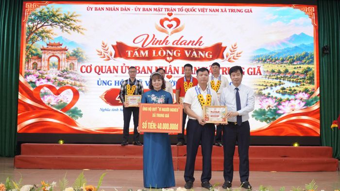 Đại diện cơ quan UBND xã Trung Giã trao ủng hộ Quỹ "Vì người nghèo" năm 2026. Ảnh: Đức Hiển