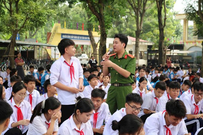 Phương pháp tuyên truyền trực quan, sinh động, kết hợp hỏi đáp và thực hành xử lý các tình huống giả định sát thực tế giúp các em học sinh dễ hiểu và nhiệt tình hưởng ứng. Ảnh: Đức Hùng