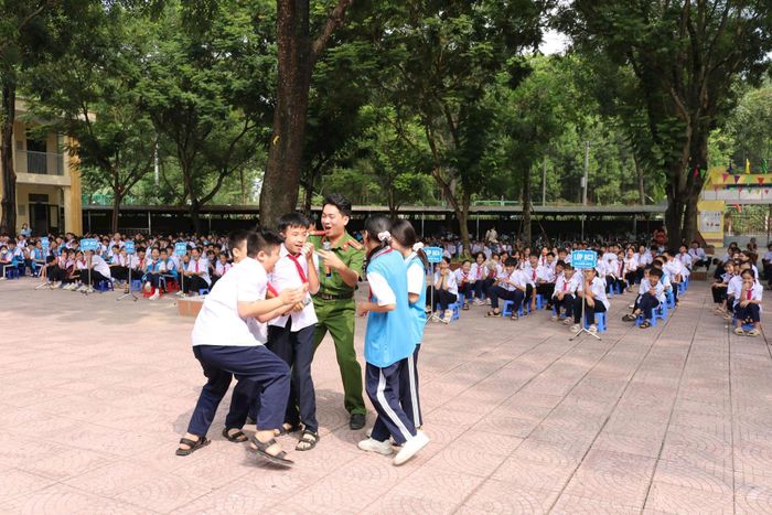 Tình huống giả định, học sinh được định hướng không cổ vũ, không tham gia, không kích động hoặc phát tán hình ảnh gây tổn thương người khác lên mạng xã hội. Ảnh: Đức Hùng