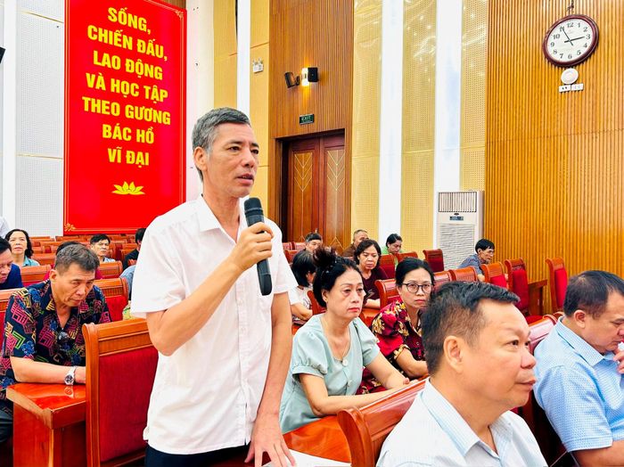 Bí thư Chi bộ Tổ dân phố số 8 Lê Trọng Thủy nêu đề xuất nhà hội họp tại hội nghị. Ảnh: Trần Oanh