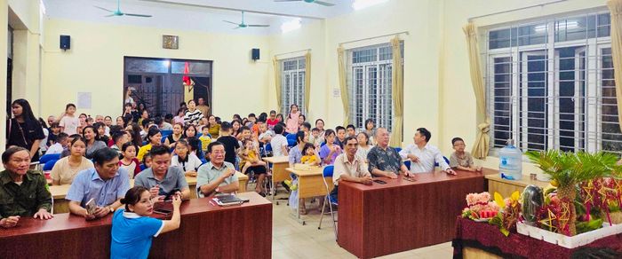 Tổ dân phố số 13 tổ chức Tết Trung thu 2026 cho trẻ em tại nhà hội họp. Ảnh: Ngọc Quế