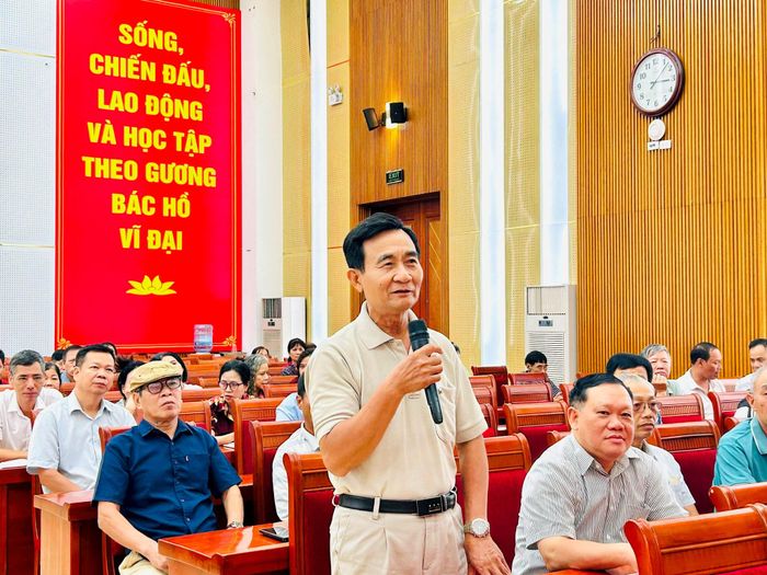 Bí thư Chi bộ Tổ dân phố số 26 Nguyễn Đắc Quýnh kiến nghị giao phòng sinh hoạt cộng đồng cho tổ. Ảnh: Trần Oanh