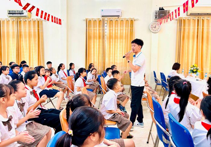 Thiếu nhi tham gia sân chơi cuối tuần tại nhà hội họp Tổ dân phố số 9. Ảnh: Trần Oanh