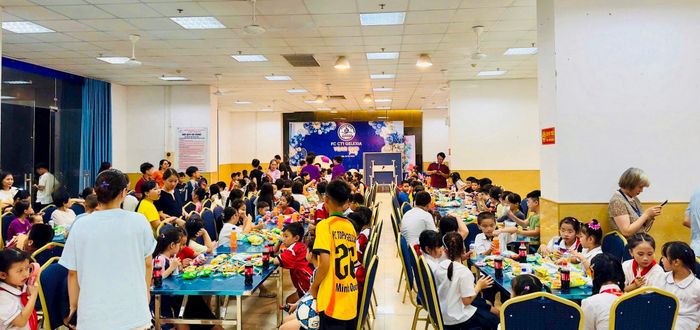 Tổ dân phố số 35 tổng kết hè 2026, trao thưởng học sinh giỏi tại nhà sinh hoạt cộng đồng. Ảnh: Xuân Tiến
