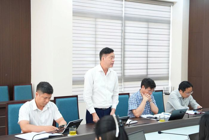 Đại biểu trao đổi tại phiên họp. Ảnh: Phạm Diệp