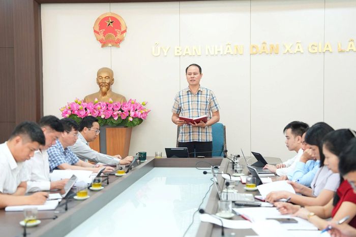 Phó Chủ tịch HĐND xã Gia Lâm Trần Kiên chủ trì phiên họp. Ảnh: Phạm Diệp