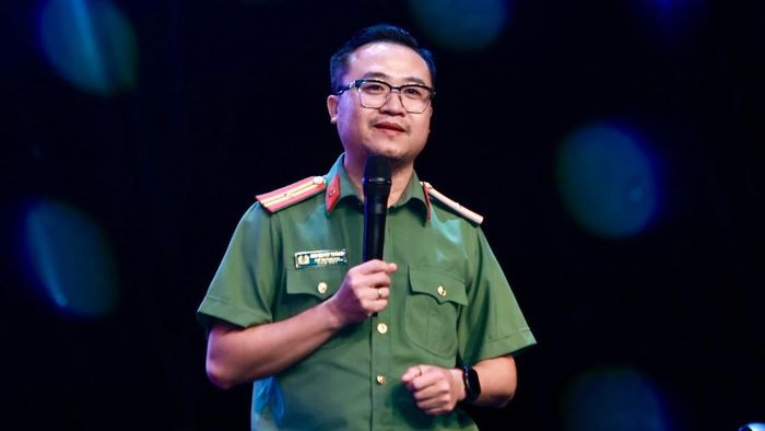 Thiếu tá Mai Quyết Thắng, Phó Trưởng ban Thời sự, Truyền hình CAND chia sẻ tại hội thảo. Ảnh: Nguyễn Bình