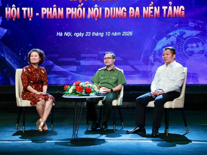 Các diễn giả tham dự hội thảo. Ảnh: Nguyễn Bình