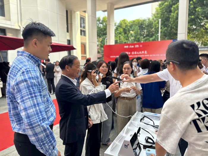 Trải nghiệm công nghệ thực tế ảo trong quảng bá du lịch Trung Quốc tại sự kiện. Ảnh: Hoàng Lân.