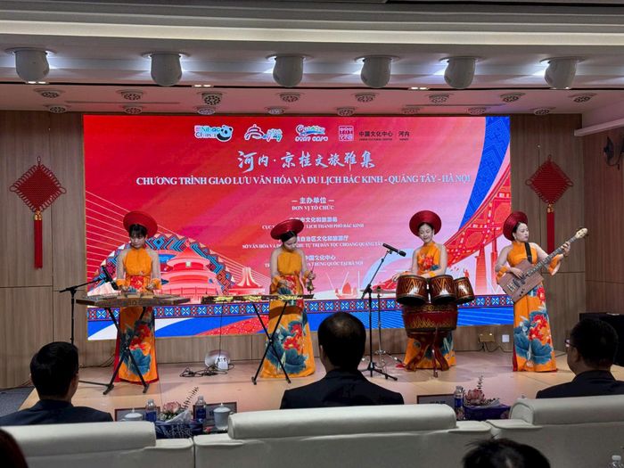 Giao lưu biểu diễn nghệ thuật của hai quốc gia. Ảnh: Hoàng Lân.