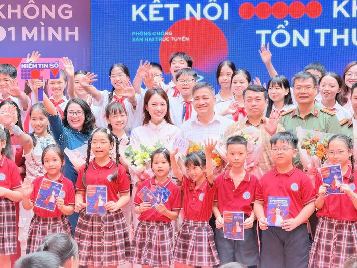 MC Khánh Vy cùng các đại biểu, học sinh Hà Nội hưởng ứng chiến dịch "Không một mình 2026". Ảnh: Ban tổ chức