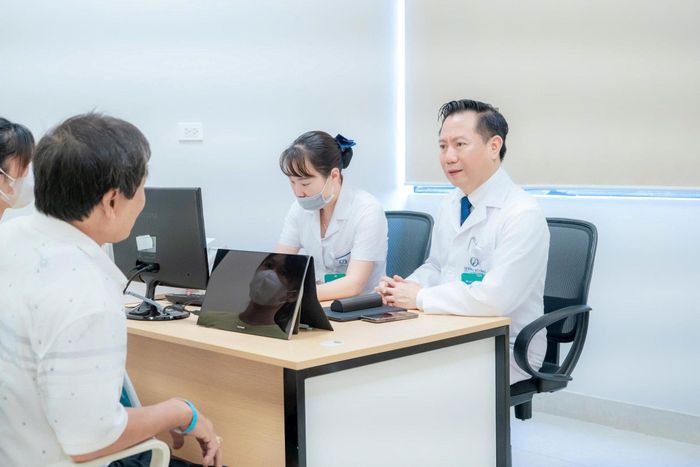 PGS.TS Nguyễn Anh Tuấn tư vấn cho người bệnh. Ảnh: BVCC