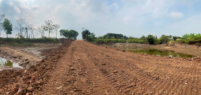 Đường công vụ phục vụ dự án nâng cấp đường liên xã Tam Hiệp - Tam Thuấn, xã Hát Môn đã hoàn thành vào ngày 23-10. Ảnh: PV