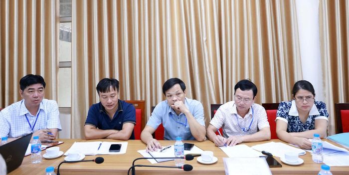 Đại diện các cơ quan chuyên môn trực tiếp trao đổi, giải thích chi tiết dựa trên cơ sở pháp lý và hồ sơ địa chính cho người dân. Ảnh: Đức Hùng