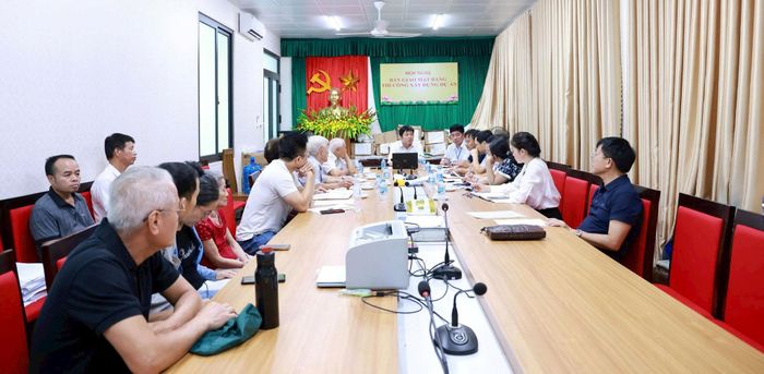 Đồng chí Nguyễn Văn Tùng, Giám đốc Ban Quản lý dự án đầu tư hạ tầng xã Hòa Lạc chủ trì hội nghị. Ảnh: Đức Hùng