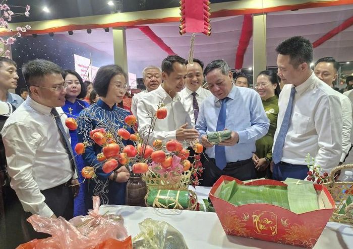 Các đại biểu tham quan các gian hàng trưng bày, giới thiệu sản phẩm làng nghề truyền thống, sản phẩm nông sản - đặc sản vùng miền Hà Nội. Ảnh: PV