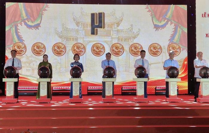 Phó Bí thư Thành ủy Hà Nội Nguyễn Văn Phong; Phó Chủ tịch HĐND thành phố Hà Nội Phạm Thị Thanh Mai cùng các đại biểu thực hiện nghi thức ấn nút khai mạc Lễ hội vinh danh làng nghề xã Phú Xuyên và Tuần lễ quảng bá nông sản - đặc sản vùng miền Hà Nội năm 2026. Ảnh: PV