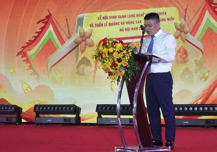 Phó Chủ tịch Thường trực UBND xã Phú Xuyên Nguyễn Thành Chung phát biểu chào mừng lễ hội. Ảnh: PV