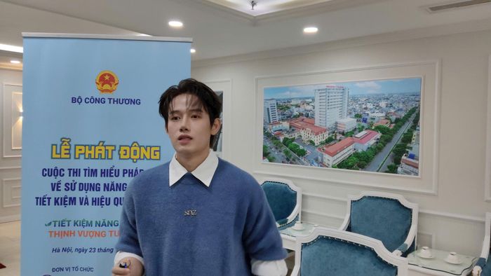 Nghệ sĩ trẻ Hồ Đông Quan – Quán quân Anh trai Vượt ngàn chông gai 2026 hưởng ứng ý nghĩa của sự kiện. Ảnh: Khắc Kiên