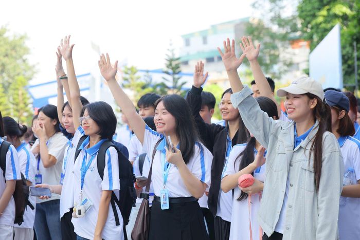 Các bạn trẻ hào hứng. Ảnh: Khắc Kiên