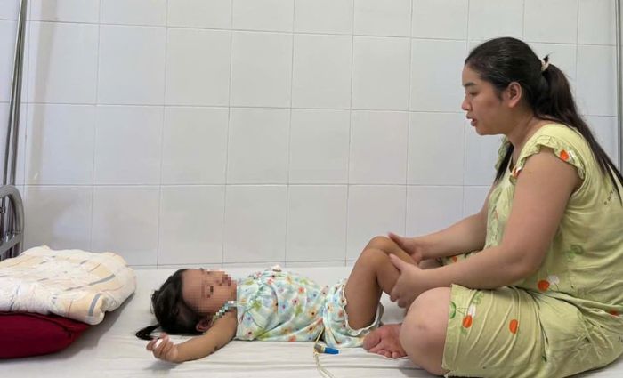 Cháu Minh Anh thường xuyên phải nhập viện, điều trị tại Bệnh viện Trung ương Huế. Ảnh: PV.