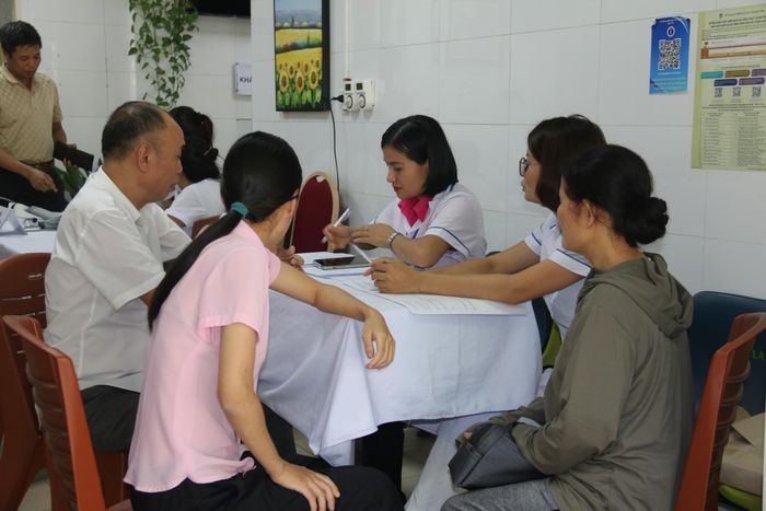 Để tạo điều kiện thuận lợi nhất cho bà con gặp khó khăn trong vận động, các y bác sĩ và lực lượng hỗ trợ túc trực từ cổng, hướng dẫn và đưa đón người dân đến từng phòng khám chuyên khoa. Bước tiếp đón gắn liền với việc chuẩn hóa dữ liệu cá nhân, tích hợp thông tin khám bệnh vào hệ thống Sổ sức khỏe điện tử theo dõi liên tục theo vòng đời.