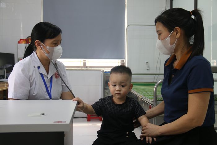 Tại trụ sở Trạm Y tế xã Thư Lâm, nhiều trẻ em trên địa bàn cũng được tiến hành khám sức khỏe định kỳ.