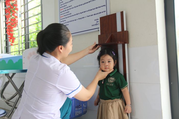 Cụ thể, Trạm phối hợp chặt chẽ với Bệnh viện Đa khoa Đông Anh và Bệnh viện Đa khoa Bắc Thăng Long tổ chức khám sức khỏe miễn phí cho nhân dân. Trong đó, tỷ lệ khám tầm soát cho nhóm trẻ từ 0 đến dưới 6 tuổi đạt 98%; nhóm từ 6 đến dưới 18 tuổi đạt 99%. Đối với trẻ nhỏ, chúng tôi chú trọng phối hợp cùng các bệnh viện tuyến trên nhằm phát hiện sớm các dị tật bẩm sinh để can thiệp kịp thời.