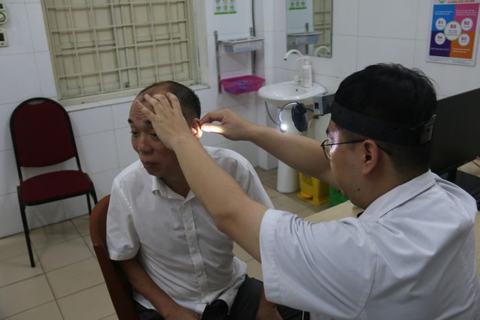 Ông Trung cũng là tấm gương vượt khó làm kinh tế giỏi và cầu nối tạo việc làm cho hội viên. Tại buổi khám sức khỏe tổng quát tại BVĐK Bắc Thăng Long vừa qua, ông Trung được thăm khám chuyên khoa Tai Mũi Họng giúp đánh giá toàn diện các bệnh lý đường hô hấp trên và phát hiện suy giảm thính lực để có biện pháp can thiệp thích hợp.
