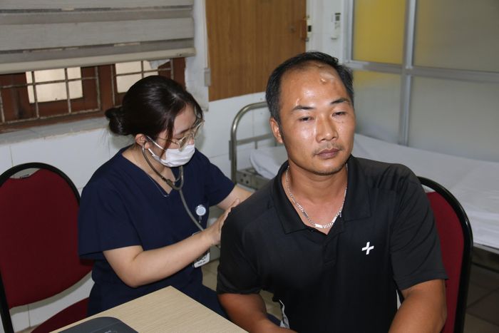 Anh Bùi Xuân Tuấn (sinh năm 1990, trú tại thôn Cổ Miếu, xã Thư Lâm) phải gánh chịu di chứng chấn thương sọ não và suy giảm vận động nửa người bên phải cùng bàn tay trái suốt 11 năm qua sau một tai nạn giao thông.