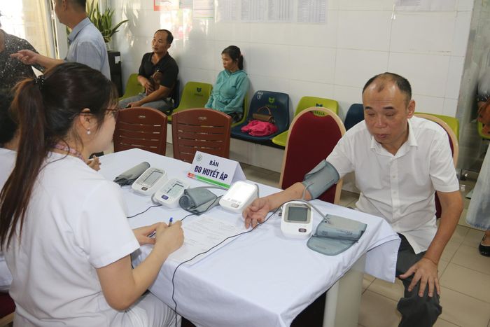 Tương tự, là người giữ cương vị Chủ tịch Hội Người khuyết tật xã Thư Lâm nhưng bản thân ông Lê Trọng Trung cũng mang trên mình di chứng suy yếu vận động cả tứ chi do tổn thương đa rễ thần kinh từ năm 14 tuổi.