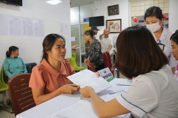 Bà Nguyễn Thị Kiển (53 tuổi, thôn Quy, xã Thư Lâm) bị khuyết tật vận động bẩm sinh ở chân phải từ nhỏ, chân rất yếu, đi lại nhọc nhằn và không thể làm việc nặng. Những lúc trái gió trở trời, cơ thể lại đau nhức ê ẩm, mọi việc lớn nhỏ đều phải cậy nhờ người thân và hàng xóm. Nhưng ngồi tại hàng ghế chờ của bệnh viện, ánh mắt bà tràn ngập niềm xúc động.