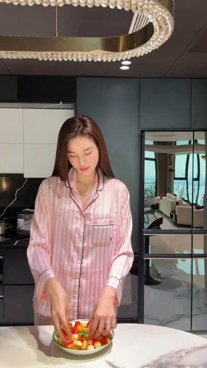 Bên cạnh các món cơm nhà, nàng hậu cũng khá hào hứng thử nghiệm những món ăn đang được yêu thích trên mạng xã hội và các món tráng miệng. 