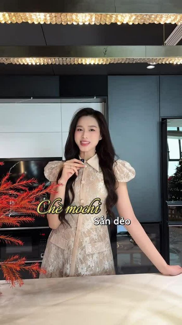 Dưới phần bình luận, nhiều khán giả bày tỏ sự thích thú trước cách nói chuyện nhẹ nhàng cùng “visual mướt mắt” của Đỗ Hà. Không ít ý kiến cho rằng, dù chỉ là một clip nấu ăn đơn giản, nhưng phong thái tự nhiên và năng lượng tích cực của nàng hậu đã đủ để giữ chân người xem đến những giây cuối cùng. Thần thái, phong cách của nàng hậu chuẩn "dâu hào môn".